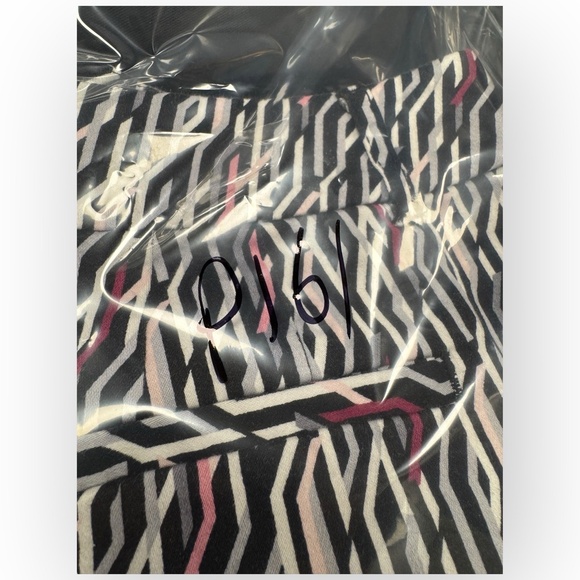 White House Black Market Geometric Walking Shorts – Size 4 - Picture 7 of 7